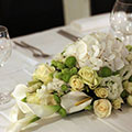 Dekoracija stola - kale, ruže, hortenzije, lizijantus i gumbeki