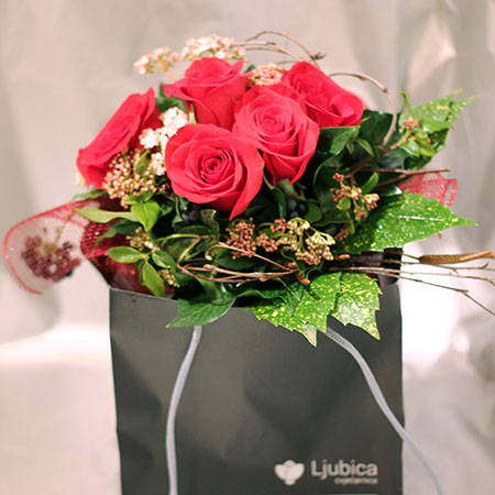 Crvene ruže u vrećici - cvjecarnicaljubica.com