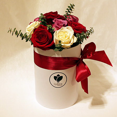 Tri boje ruža flowerbox - cvjecarnicaljubica.com