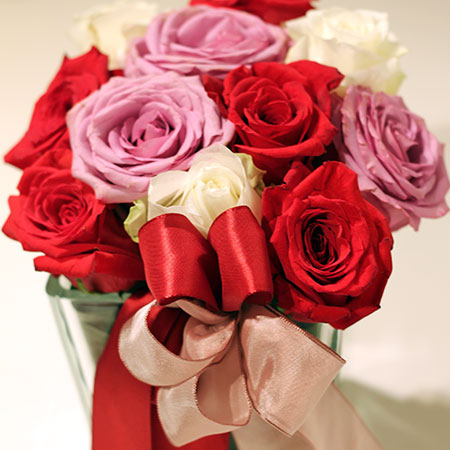 Tri boje ruža u vazi - cvjecarnicaljubica.com